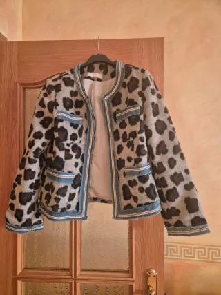 Chaqueta leopardo con ribete vaquero