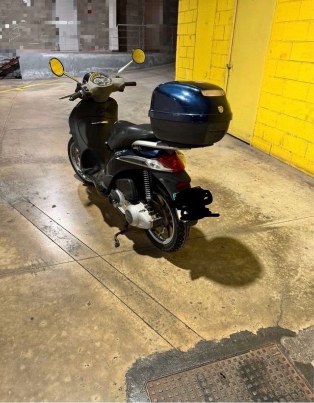 Moto Liberty Azul Oscuro con Top Case