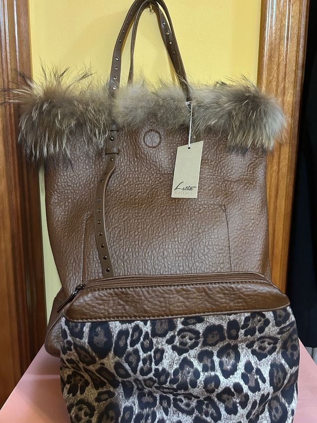 Bolso marrón con pelo y neceser estampado