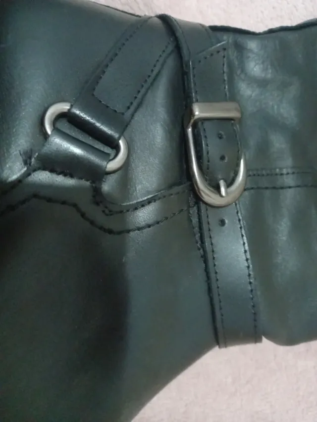 Botas altas negras con hebilla