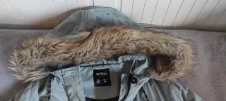 Lefties. Parka con capucha