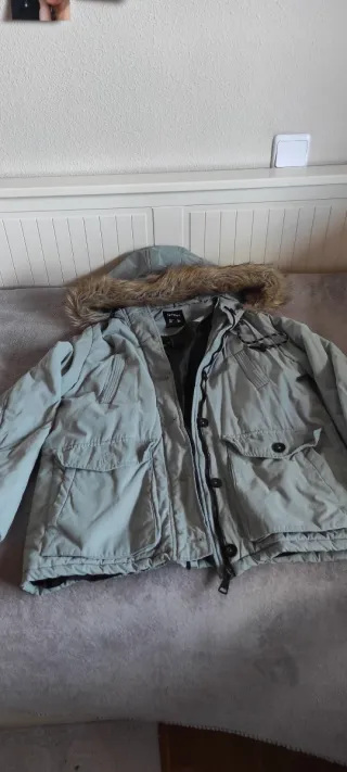 Lefties. Parka con capucha