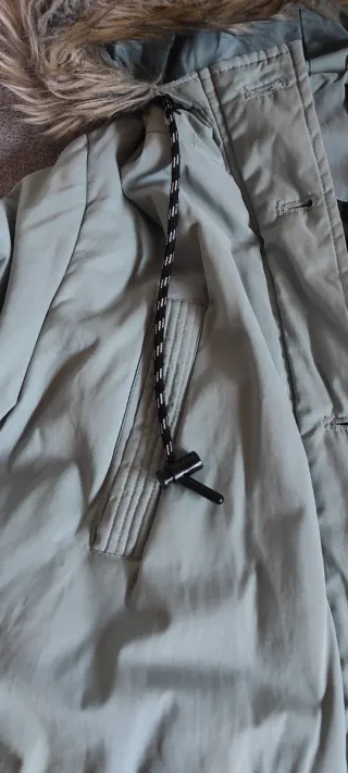 Lefties. Parka con capucha