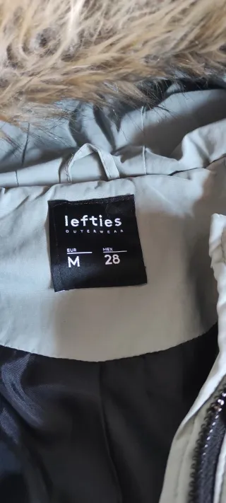 Lefties. Parka con capucha
