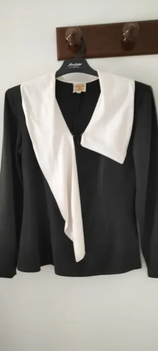 Blusa, marca Tráfico de Modas. Negro con cuello bl
