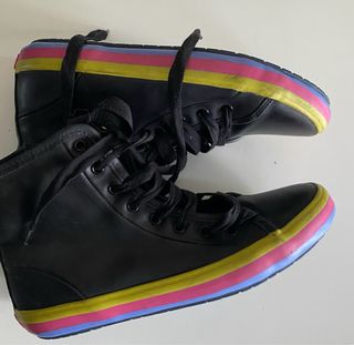 Botines negros con detalles multicolor