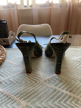 zapatos tacon verde serpiente