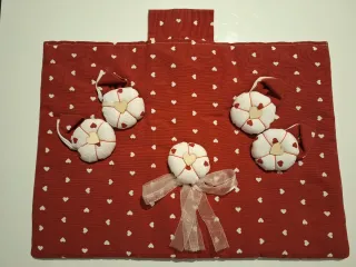 Coordinato per la casa con fantasia di cuori rossi