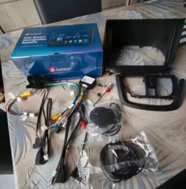 Pantalla Peugeot 207 con marco y conectores