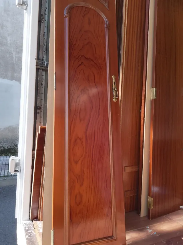 Armario de madera con espejo