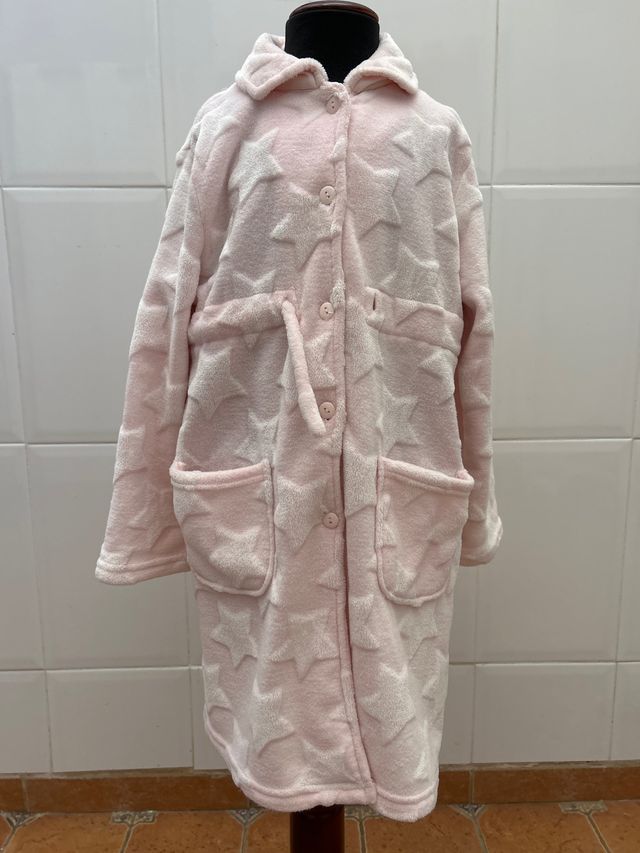 Bata rosa con estrellas