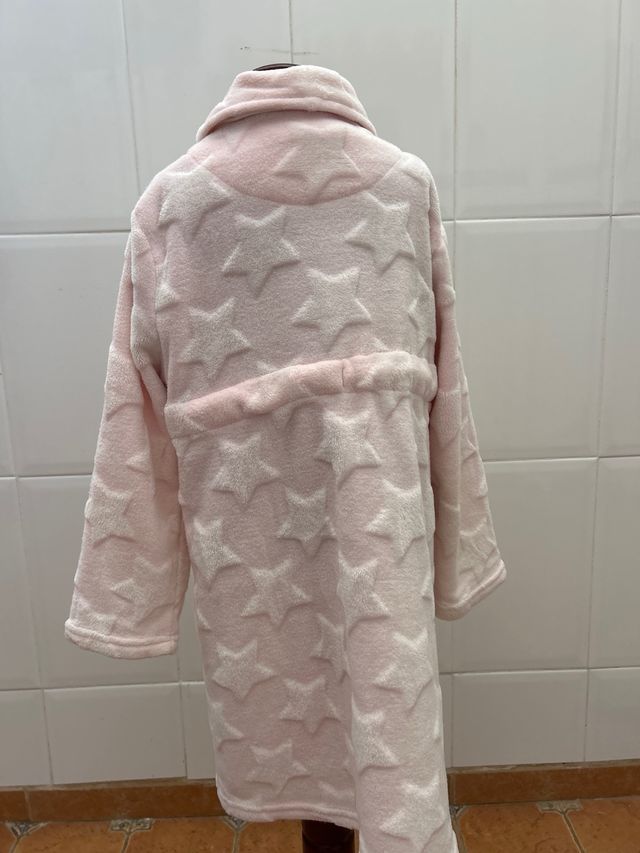 Bata rosa con estrellas