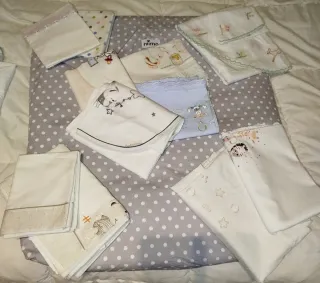 Cuna colecho Kinderkraft , edredón y sábanas.