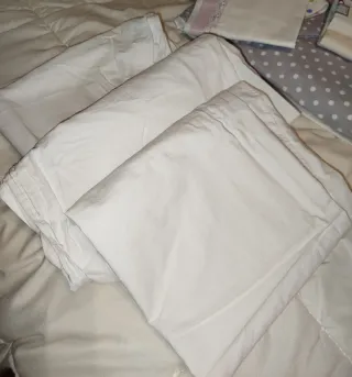 Cuna colecho Kinderkraft , edredón y sábanas.