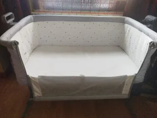 Cuna colecho Kinderkraft , edredón y sábanas.