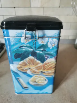 Scatola di latta decorata con fiori e croissant