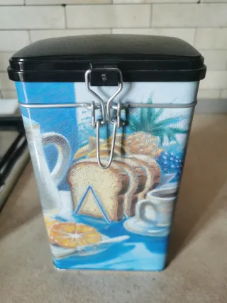 Scatola di latta decorata con fiori e croissant