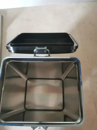 Scatola di latta decorata con fiori e croissant