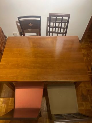 Mesa de comedor y 4 sillas
