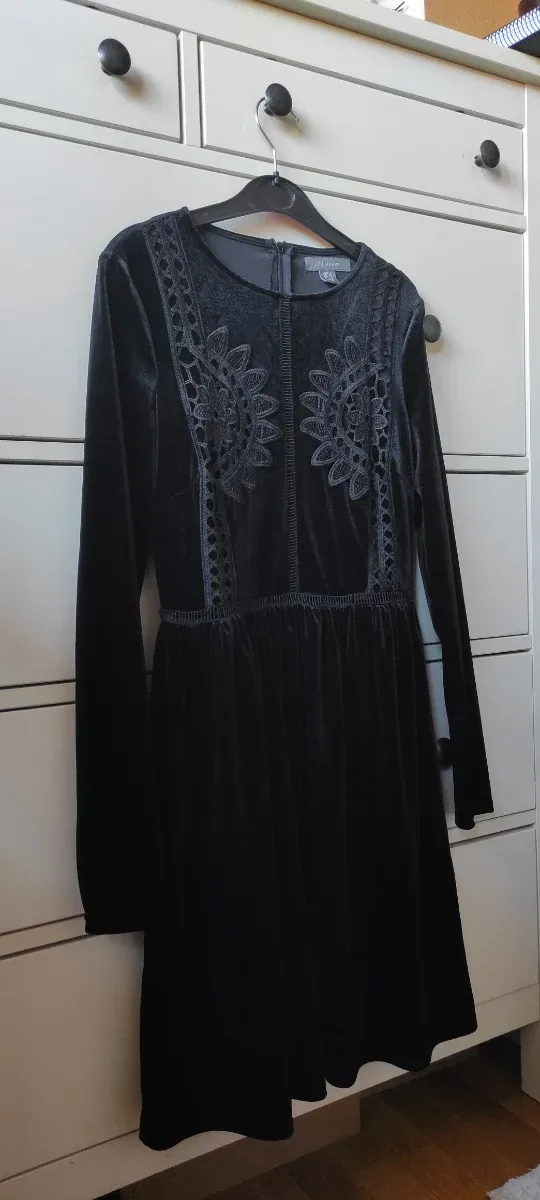 Primark. Vestido de terciopelo con bordado
