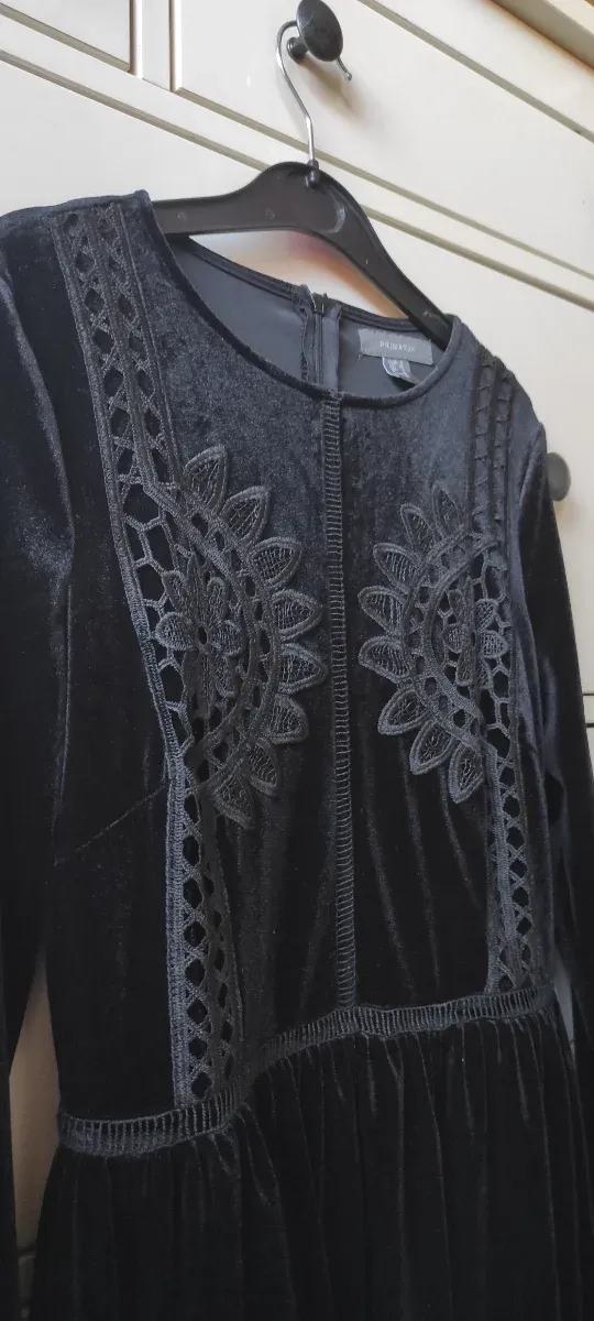 Primark. Vestido de terciopelo con bordado