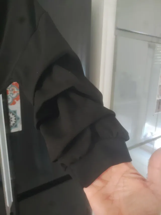 Vestido italiano negro elegante con cinturón