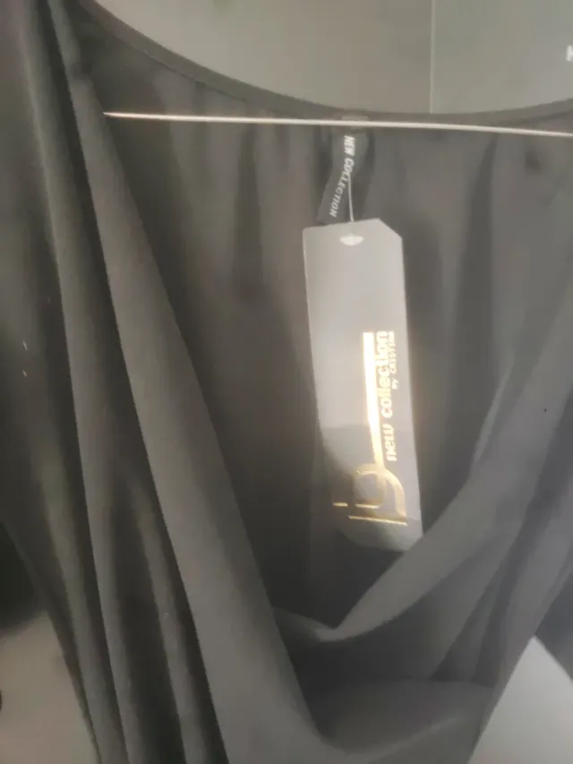 Vestido italiano negro elegante con cinturón