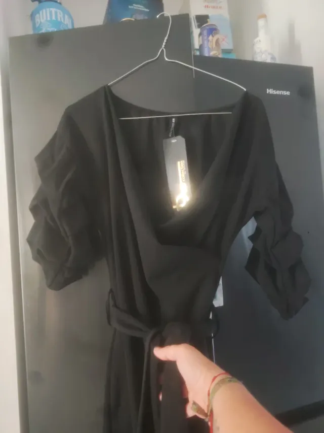 Vestido italiano negro elegante con cinturón