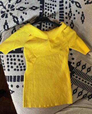 Top Sandro giallo a costine scollo incrociato