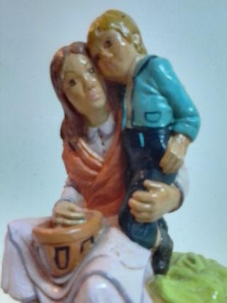 Figura antigua madre e hijo