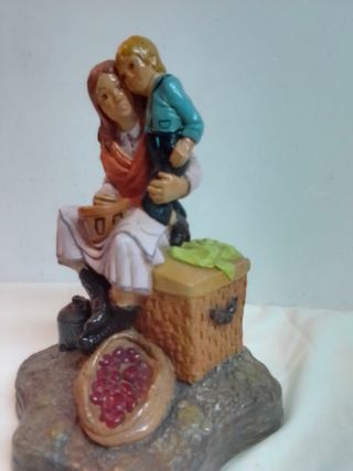 Figura antigua madre e hijo