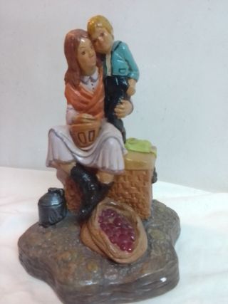 Figura antigua madre e hijo