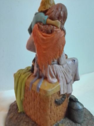 Figura antigua madre e hijo