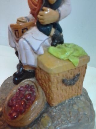 Figura antigua madre e hijo