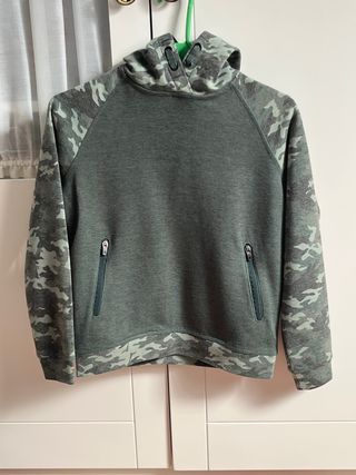 Sudadera con capucha y camuflaje