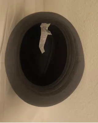 Sombrero gris con tachuelas