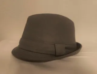 Sombrero gris con tachuelas