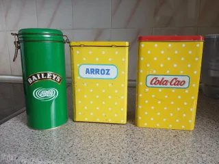 Scatole di latta Cola-Cao e Baileys