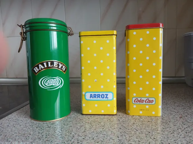 Cajas Latas Cola-Cao y Baileys