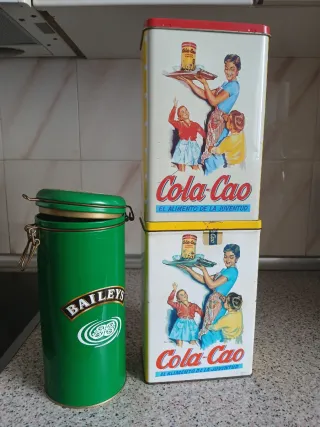 Scatole di latta Cola-Cao e Baileys
