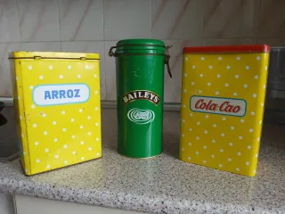 Scatole di latta Cola-Cao e Baileys