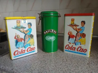 Scatole di latta Cola-Cao e Baileys