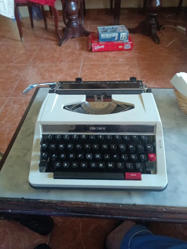 Máquina de escribir CROWN blanca