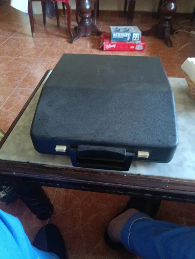 Máquina de escribir CROWN blanca