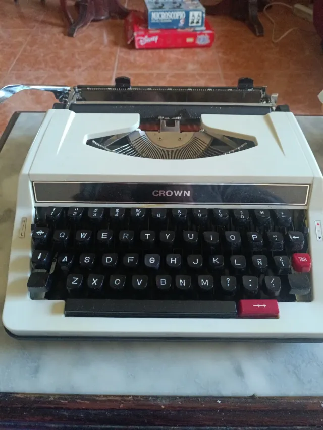 Máquina de escribir CROWN blanca