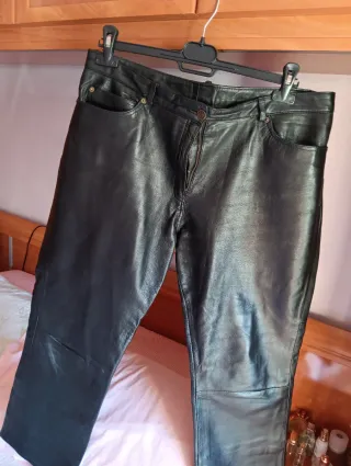 Pantalón de cuero negro