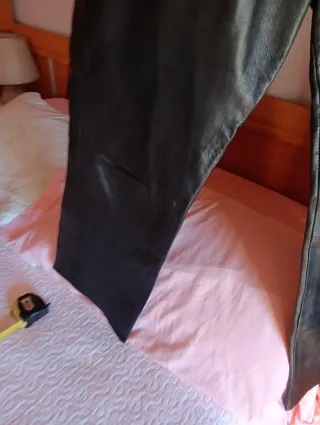 Pantalón de cuero negro