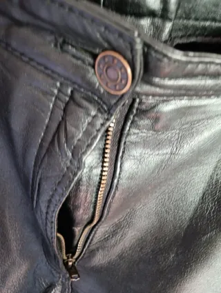 Pantalón de cuero negro