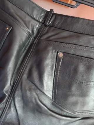 Pantalón de cuero negro