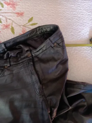 Pantalón de cuero negro